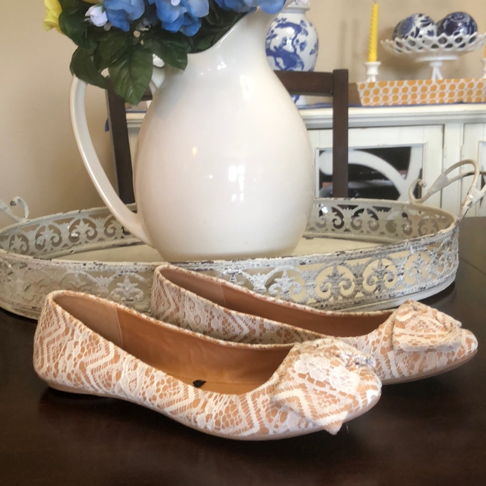 SUPER CUTE CHARLOTTE RUSS tan flats Size 8